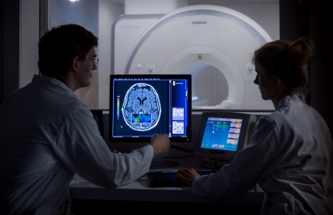 BU: DKFZ-Radiologen beurteilen einen Hirntumor. Tobias Schwerdt, DKFZ